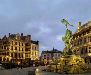 Anvers-Grote-Markt-et-fontaine-monumentale-crepuscule