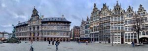 Anvers-Grote-Markt-maisons-des-Guildes-et-mairie-panoramique