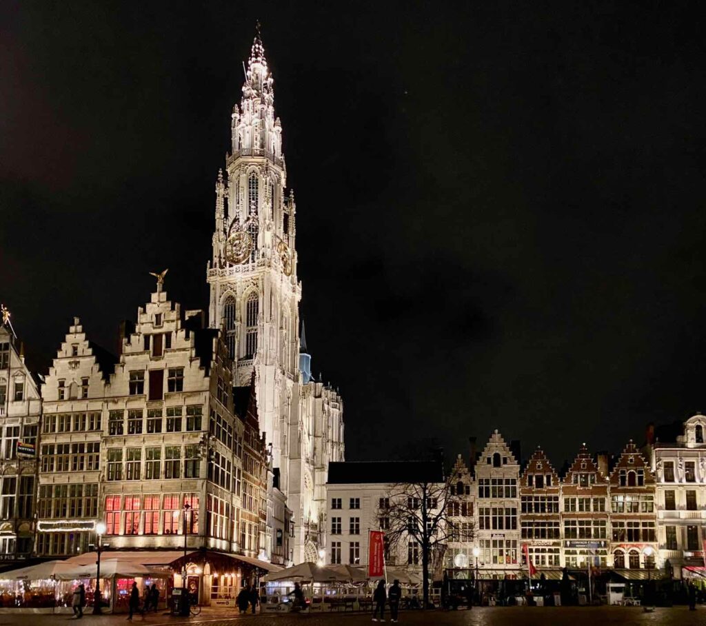 Anvers-Grote-Markt-nuit-cathedrale-illuminee