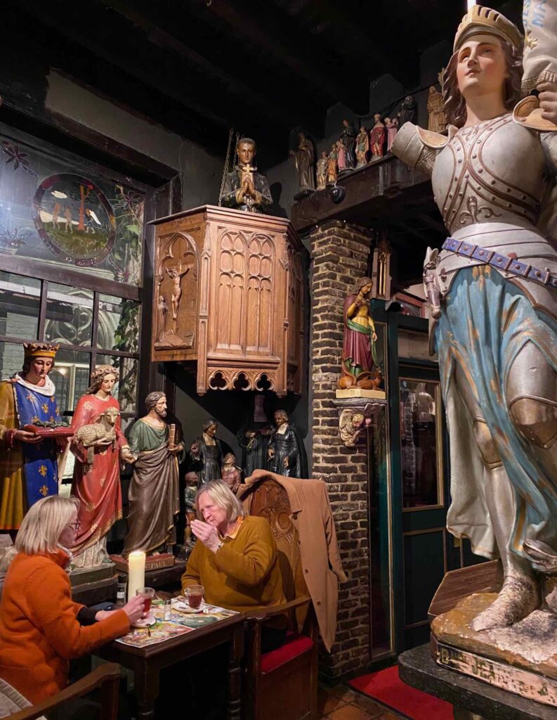 Ou-manger-a-Anvers-Elfde-Gebod-tables-milieu-statues