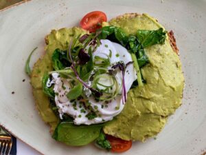 Ou-manger-a-Anvers-Roest-tartine-avocat-oeufs-poches