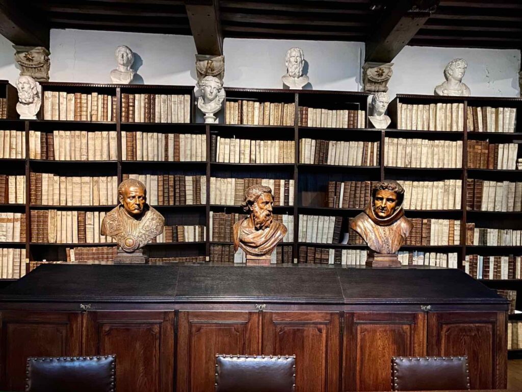 Anvers-musee-Plantin-Moretus-livres-et-statues