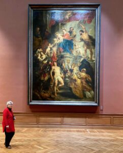 Musees-anversois-femme-en-rouge-devant-tableau