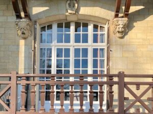 Trois-hebergements-thematiques-La-Villa-du-Chatelet-Choisy-au-Bac-balcon