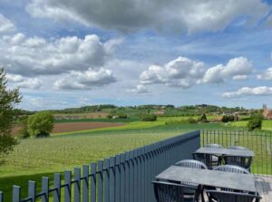 Heuvelland-vin-Domaine-Hellekapelle-terrasse-avec-vue