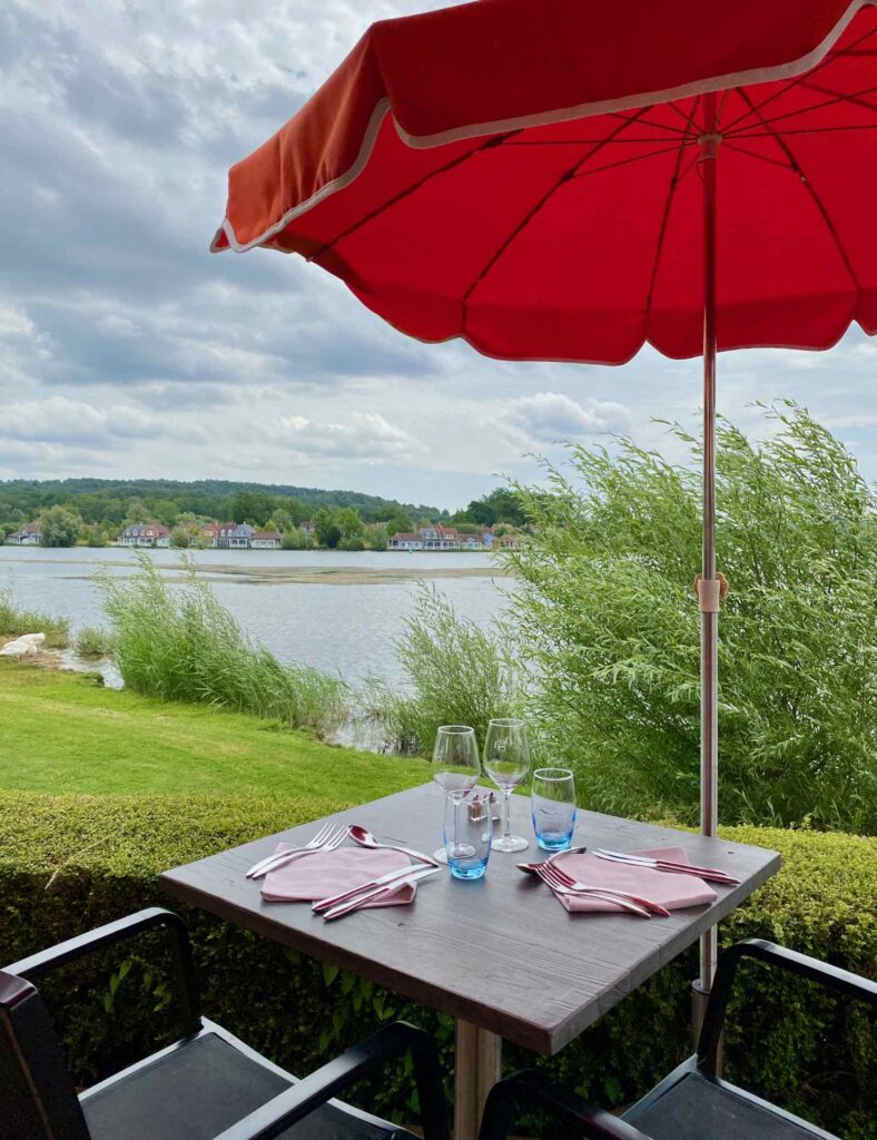 Aisne-hotel-golf-de-l-Ailette-table-terrasse