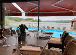 Aisne-hotel-golf-de-l-Ailette-table-vue-piscine