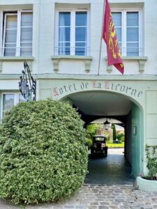 Lyons-la-Foret-hotel-La-Licorne-facade