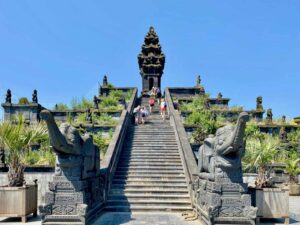 Pairi-Daiza-Le-Royaume-de-Ganesha-montee-escalier