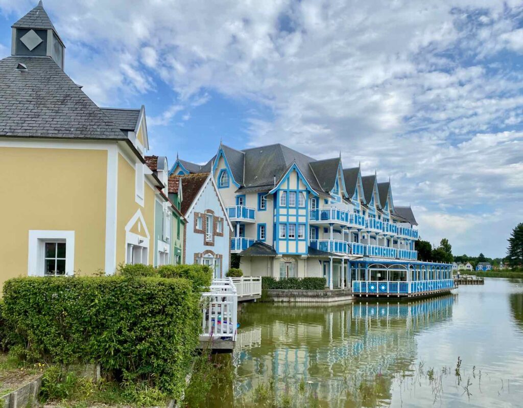 Pierre-et-Vacances-Belle-Dune-Fort-Mahon-Plage-immeuble-bleu-sur-lac