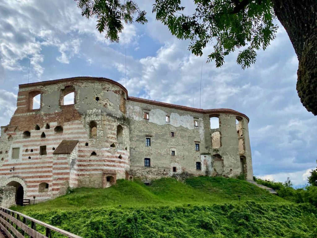 Janowiec-Pologne-chateau-vue-exterieur