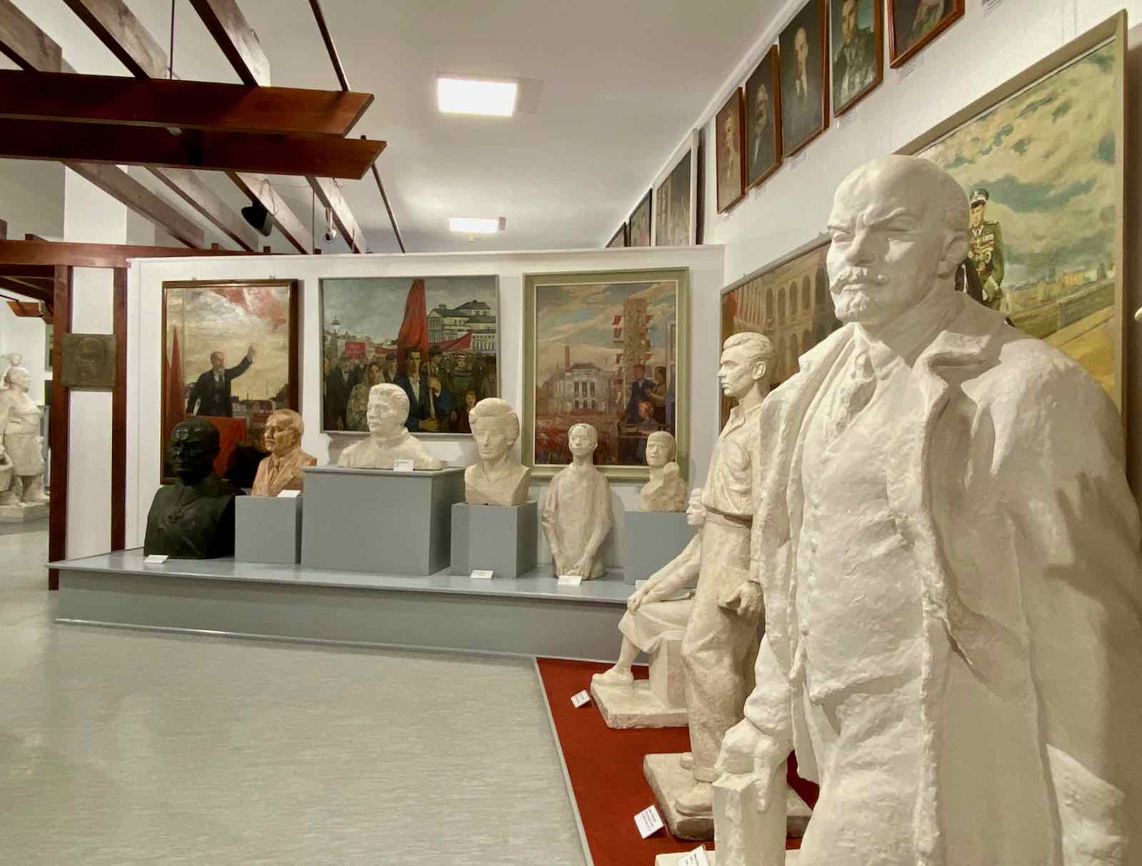 Koslowka-chateau-des-Zamoyski-galerie-realisme-socialiste-statues