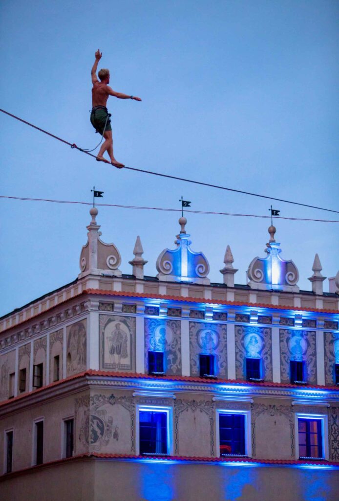 Lublin-en-Pologne-Festival-Carnaval-des-Magiciens-crepuscule