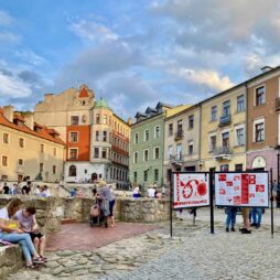 Lublin-en-Pologne-place-avec-affiche-Carnaval-magiciens
