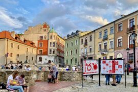 Lublin-en-Pologne-place-avec-affiche-Carnaval-magiciens