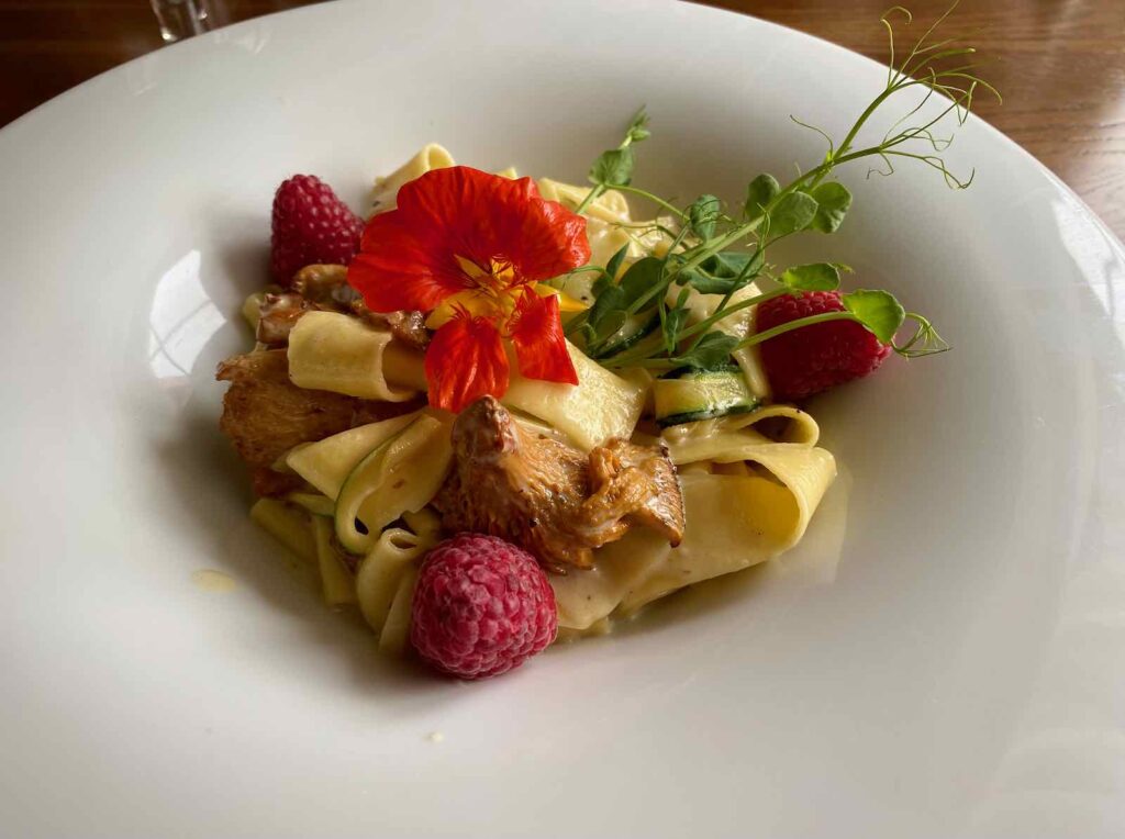 Pologne-restaurant-Dwor-Choiny-pates-aux-girolles