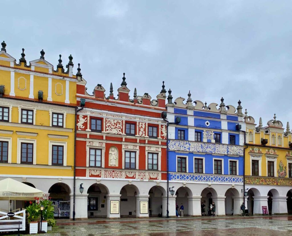 Zamosc-Pologne-place-principale-maisons-colorees