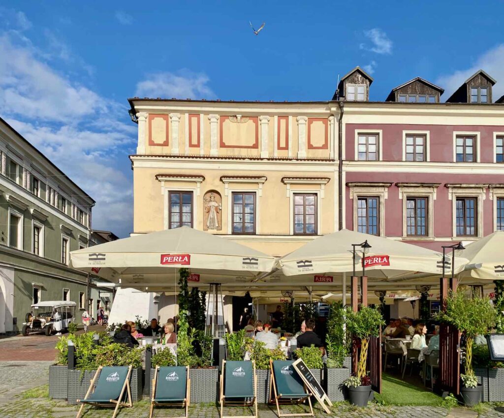 Zamosc-Pologne-place-principale-terrasse-cafe