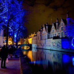 Bruges-Lueur-d-Hiver-Circle-of-Life-Groenerei-avec-spectateurs