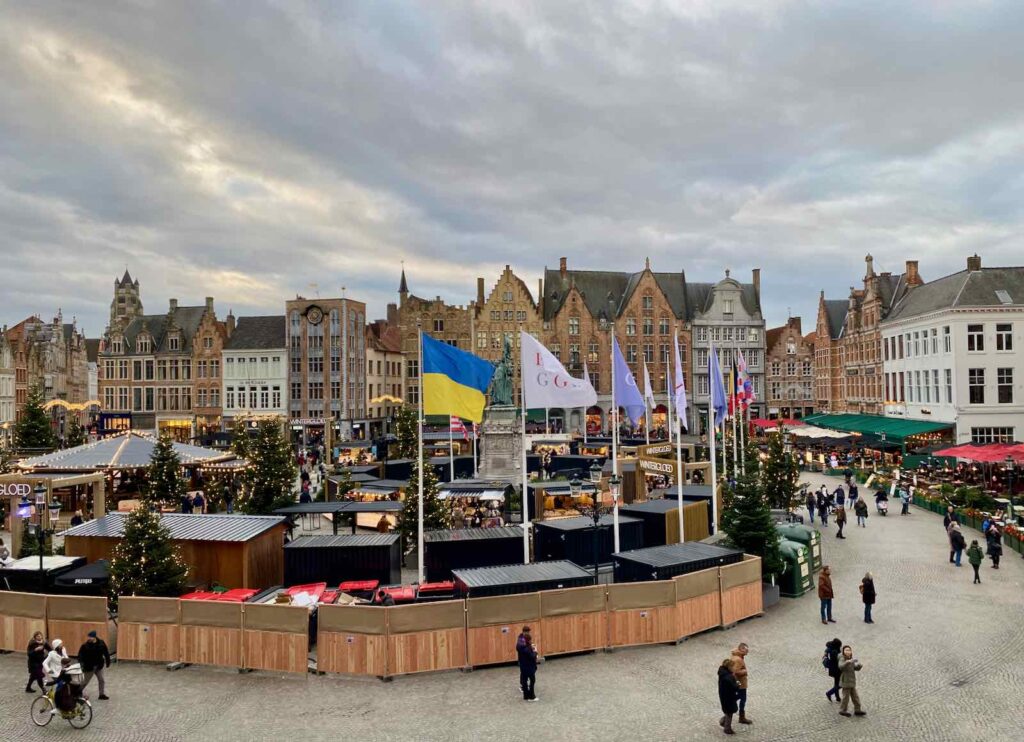 Bruges-Lueur-d-Hiver-marche-Noel-Markt-vue-de-haut