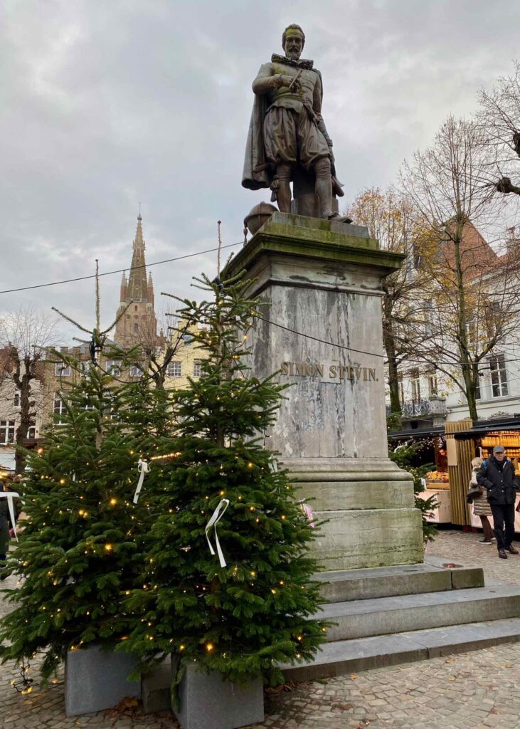 Bruges-Lueur-d-Hiver-marche-Noel-Simon-Stevinplein-statue
