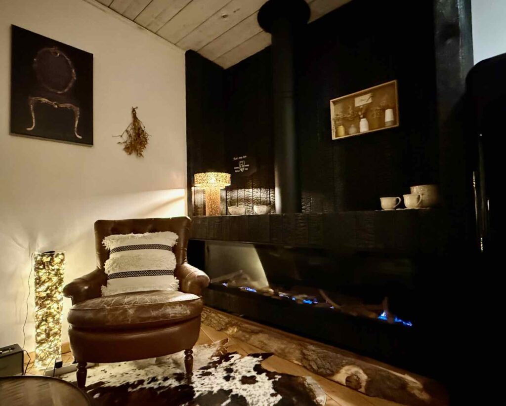 Ardenne-belge-Florennes-chalet-etangsalon-nuit