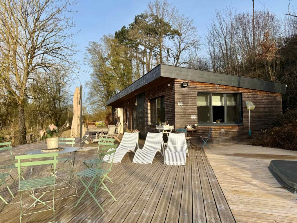 Ardenne-belge-Florennes-chalet-etangterrasse-jour