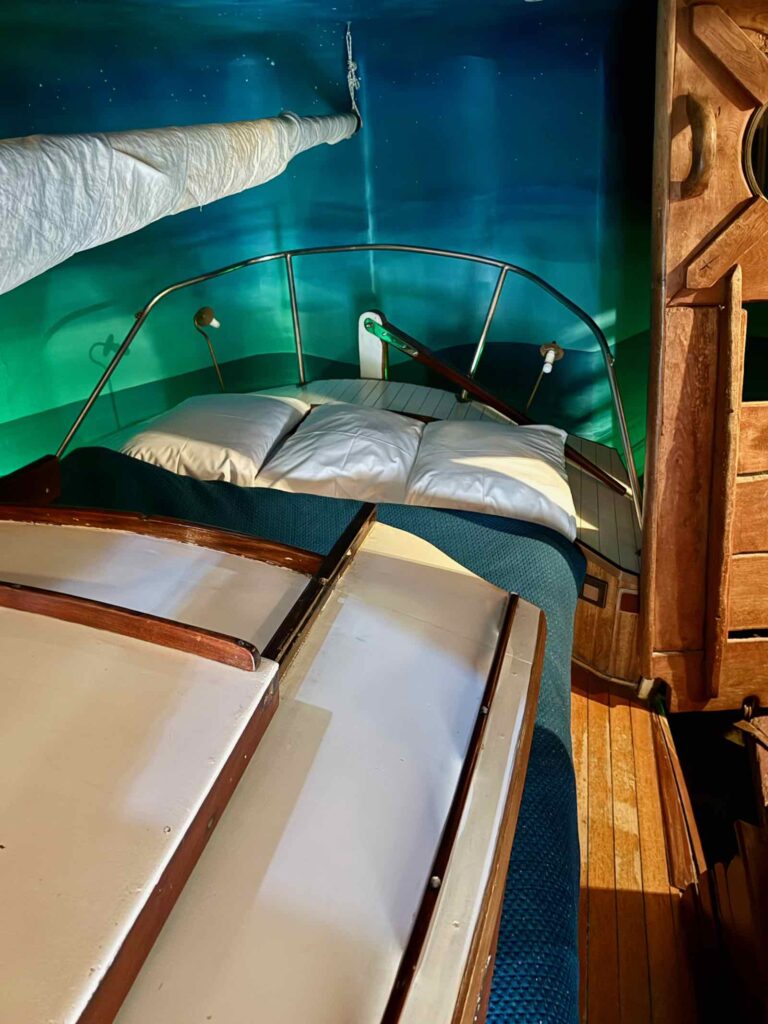 Ardenne-belge-La-Balade-des-Gnomes-L-Ile-de-Macaire-lit-dans-bateau