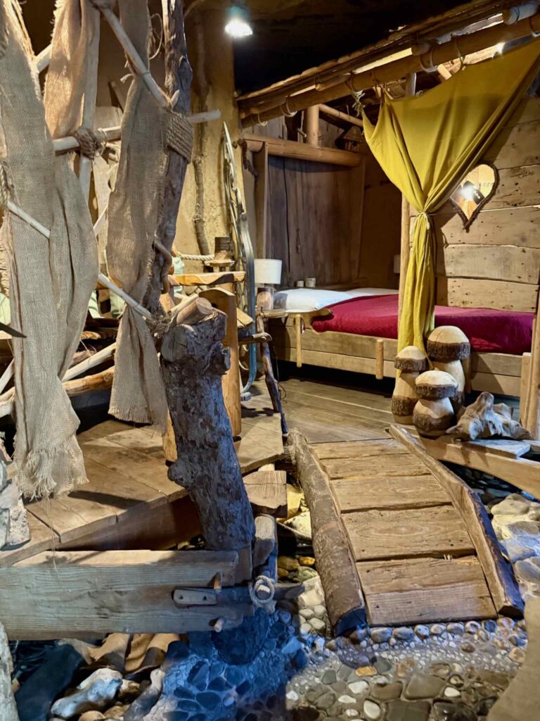 Ardenne-belge-La-Balade-des-Gnomes-La-Cabane-dans-la-foret-chambre