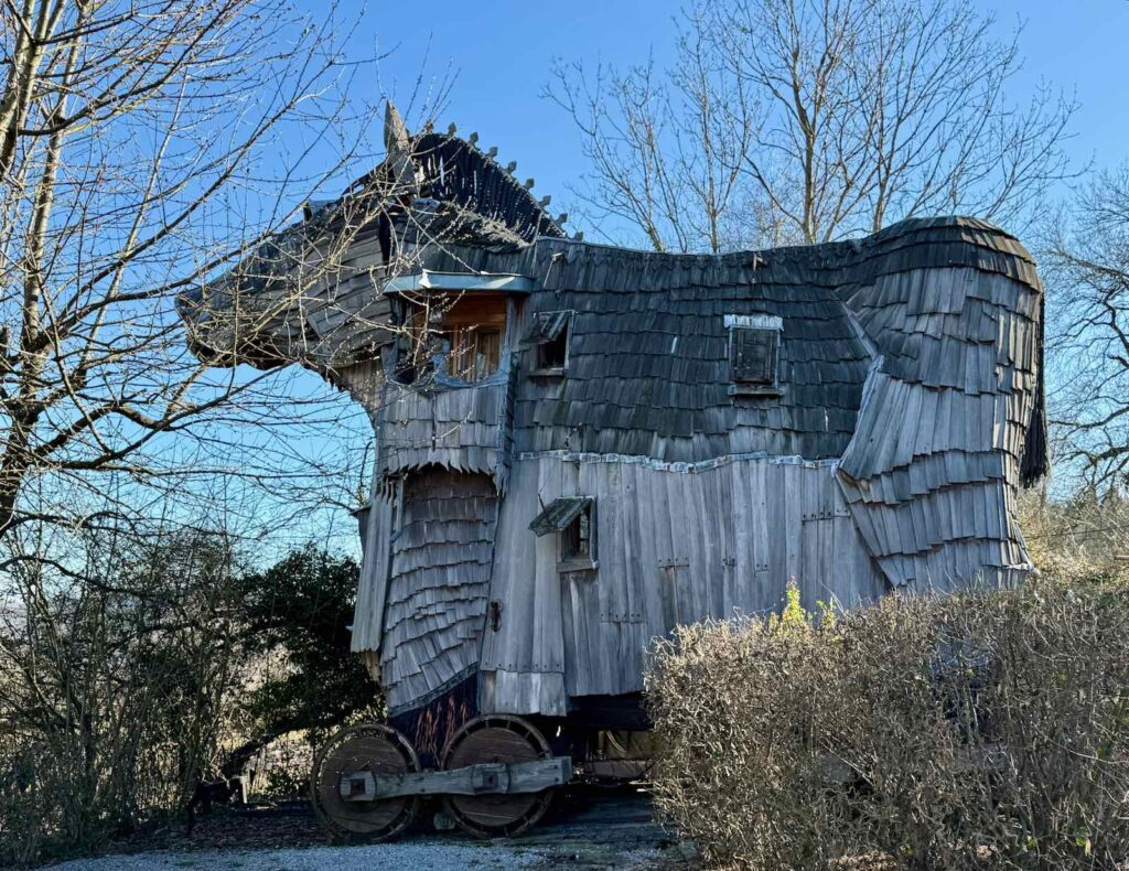 Ardenne-belge-La-Balade-des-Gnomes-Le-cheval-de-Troie