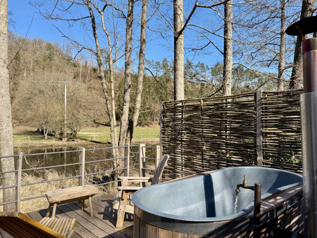 La-Claire-Fontaine-La-Roche-sur-Ardenne-bain-nordique-cabanes