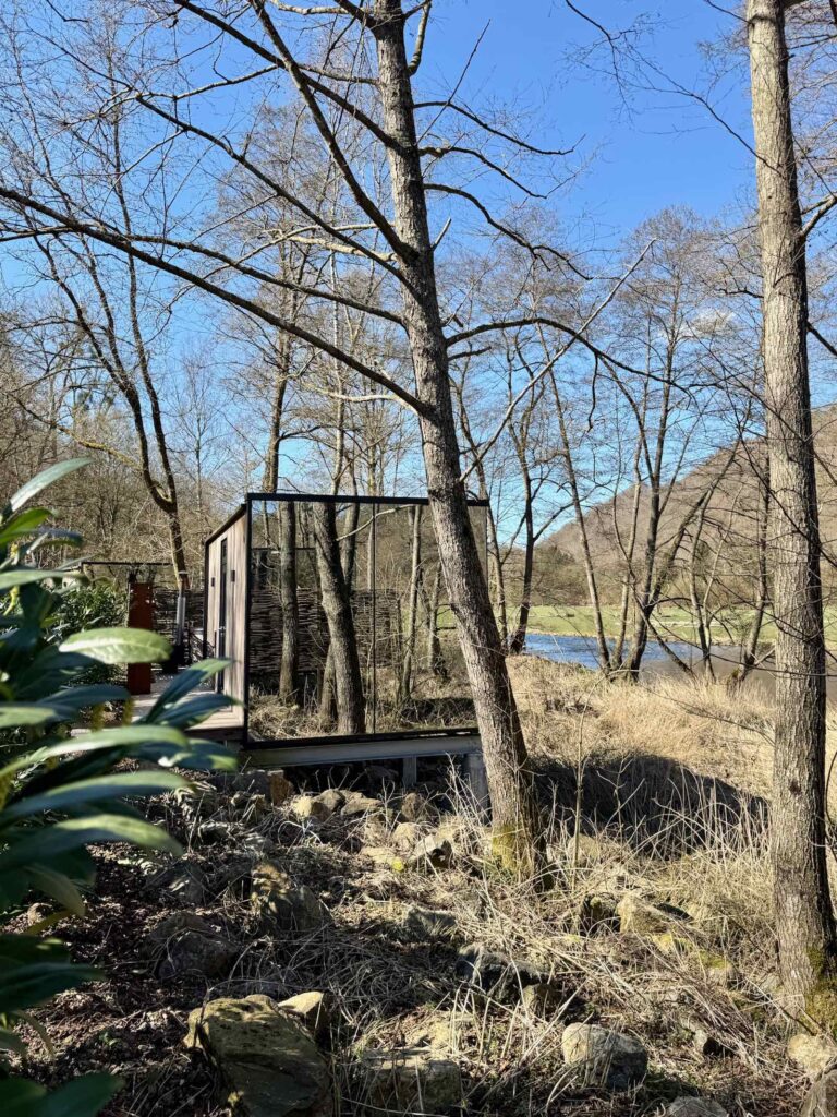 La-Claire-Fontaine-La-Roche-sur-Ardenne-cabane-miiroir-exterieur
