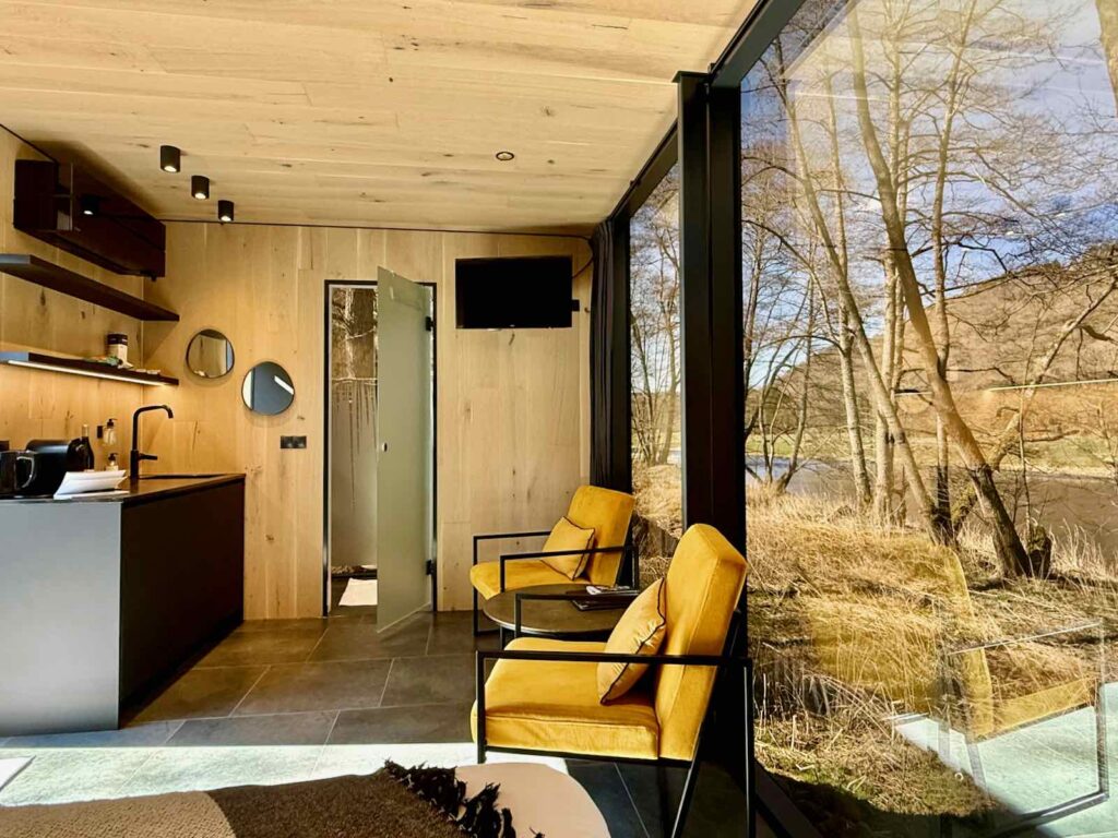 La-Claire-Fontaine-La-Roche-sur-Ardenne-cabane-miroir-fauteuils-et-cuisine