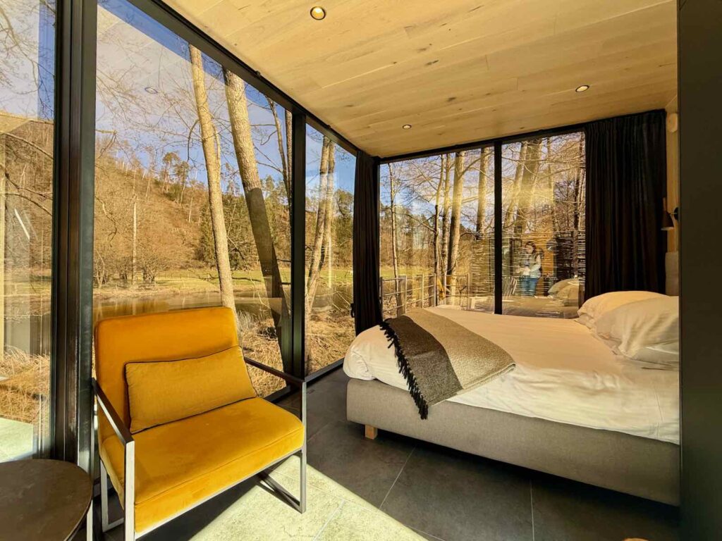 La-Claire-Fontaine-La-Roche-sur-Ardenne-cabane-miroir-lit