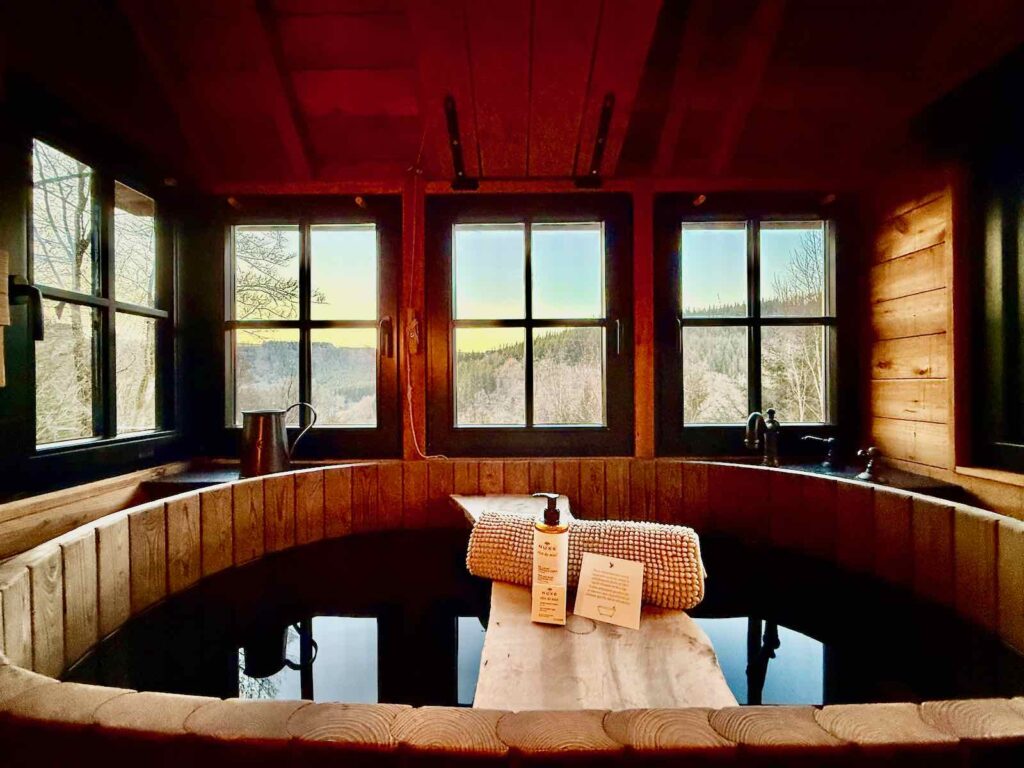 Les-Cabanes-de-Rensiwez-Houffalize-Henriette-bain