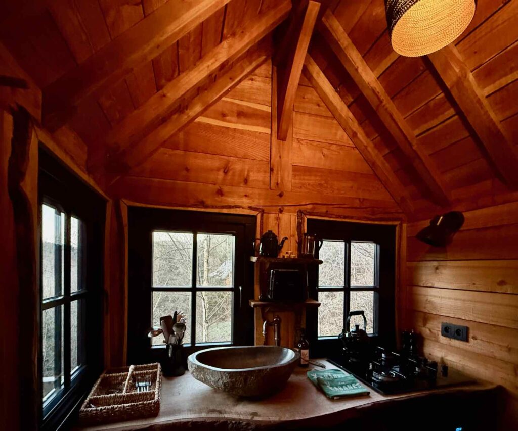 Les-Cabanes-de-Rensiwez-Houffalize-Henriette-cuisine