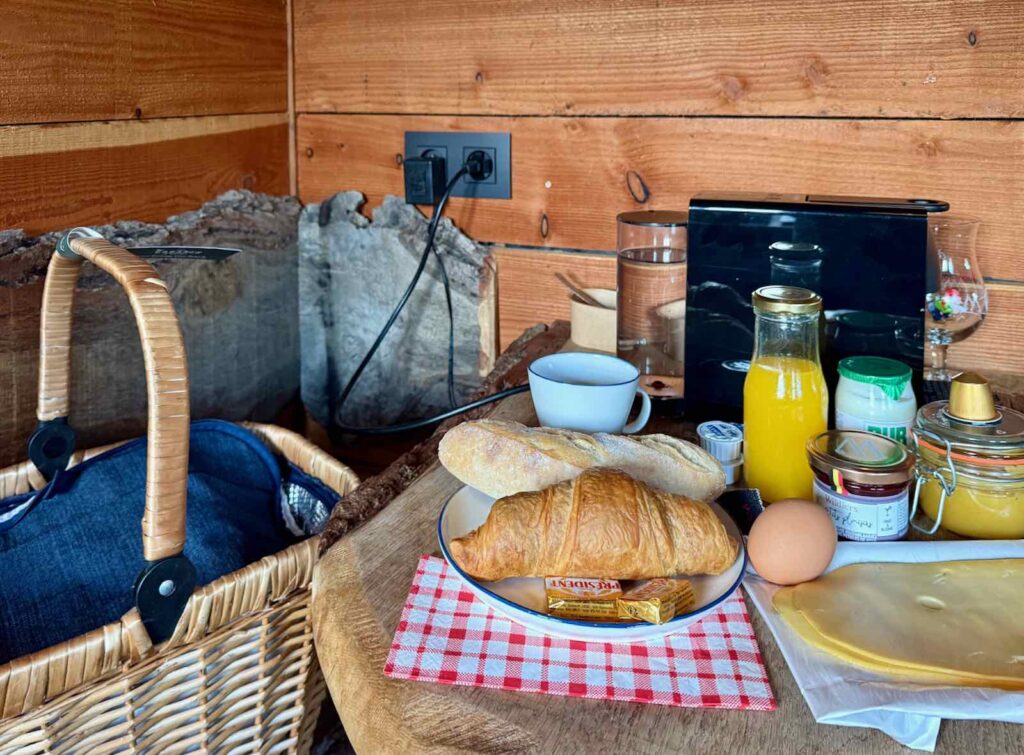 Les-Cabanes-de-Rensiwez-Houffalize-panier-petit-dejeuner