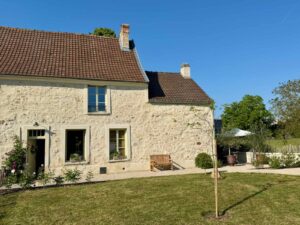 Gîte-La-Petite-Chatelaine-Saponay-exterieur