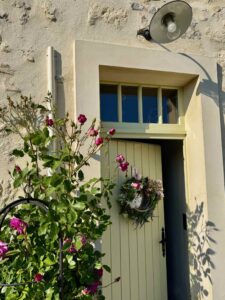 Gîte-La-Petite-Chatelaine-Saponay-porte-entree