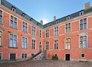 Chateaux-en-Wallonie-Lavaux-Sainte-Anne-batiment-interieur-cour