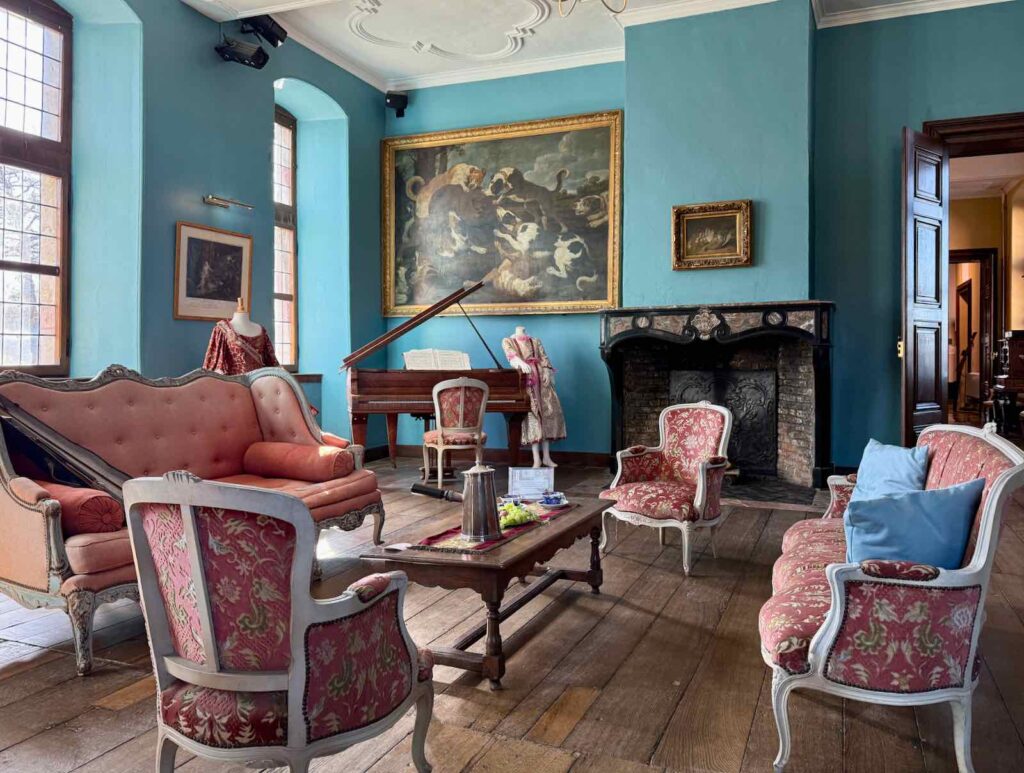 Chateaux-en-Wallonie-Lavaux-Sainte-Anne-salon-bleu-et-rose