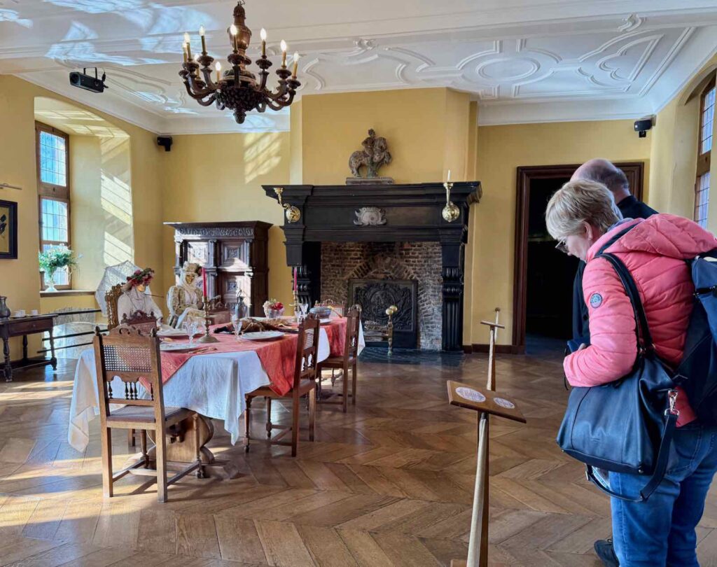 Chateaux-en-Wallonie-Lavaux-Sainte-Anne-visiteurs-dans-salle-a-manger