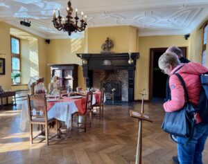 Chateaux-en-Wallonie-Lavaux-Sainte-Anne-visiteurs-dans-salle-a-manger