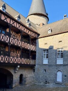 Chateaux-en-Wallonie-Veves-interieur-cour