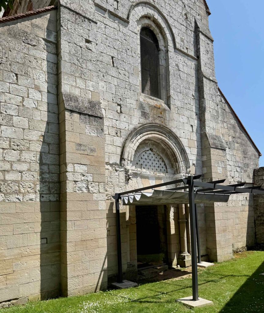 Beauvais-La-Maladrerie-entree-chapelle