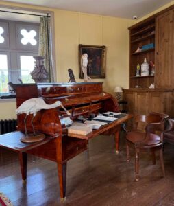 Chateau-d-Hardelot-cabinet-curiosites-bureau