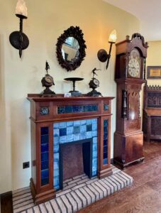 Chateau-d-Hardelot-cabinet-curiosites-cheminee