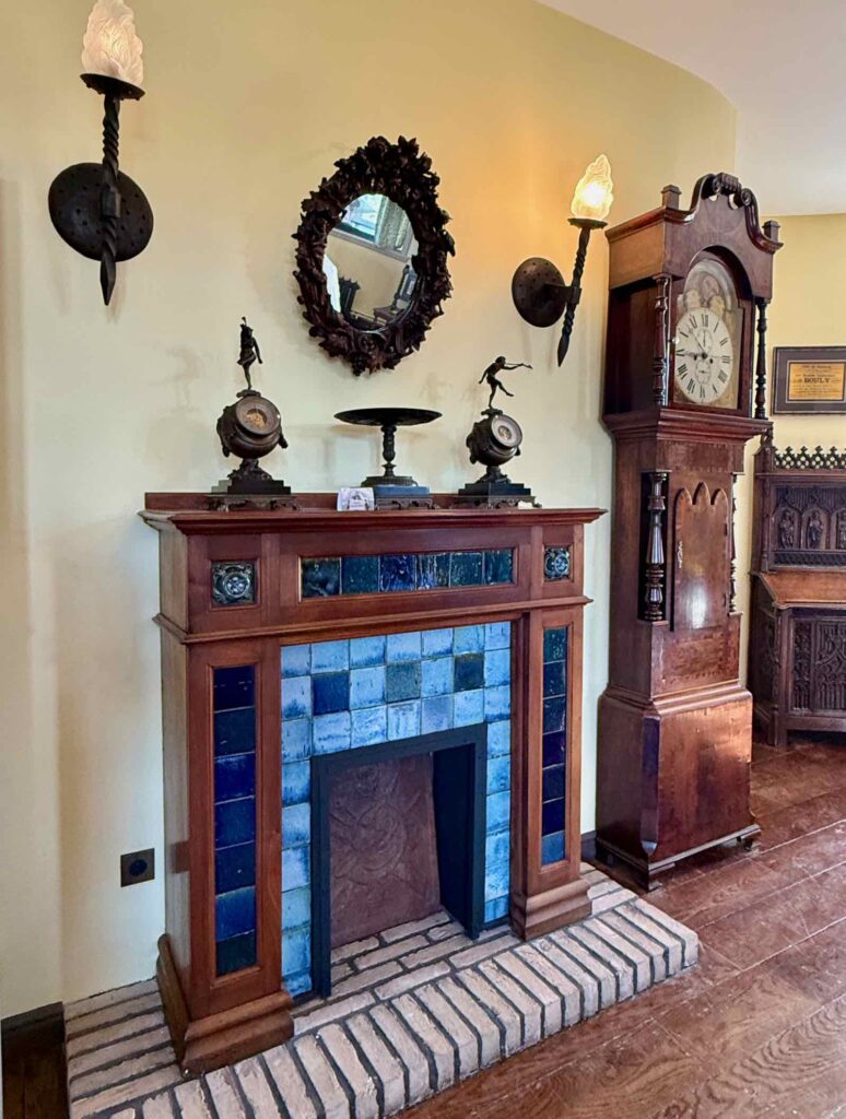 Chateau-d-Hardelot-cabinet-curiosites-cheminee