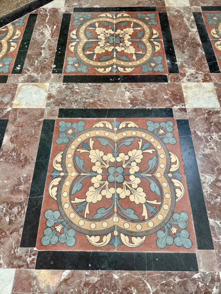 La-Chartreuse-de-Neuville-sous-Montreuil-sol-eglise