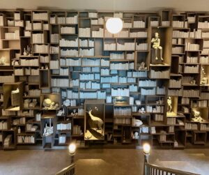 Vallee-de-la-Lys-Wunderkammer-Hans-Op-de-Beeck-bibliotheque-largeur